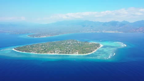 Inseln-In-Hawaii-–-üppige-Insel,-Umgeben-Von-Blauem-Meerwasser-Mit-Wunderschöner-Berglandschaft-Im-Hintergrund-–-Luftaufnahme