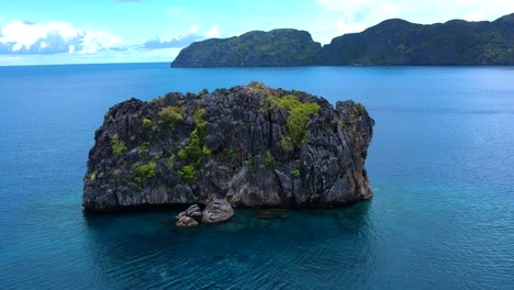 Wide-aerial-reveal-shot-of-North-rock-dive-site,-El-Nido,-Palawan,-Philippines