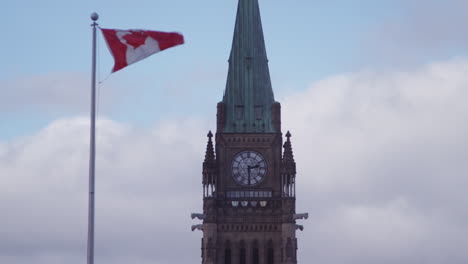 Torre-De-La-Paz-Colina-Del-Parlamento-Ottawa-Canadá-Bandera-En-Cámara-Lenta