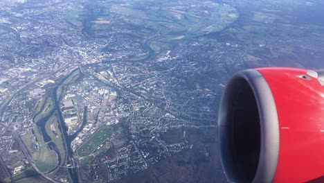 Turbinenansicht-Aus-Einem-Flugzeug,-Das-über-Einer-Stadt-Fliegt,-Landschaft-Europa
