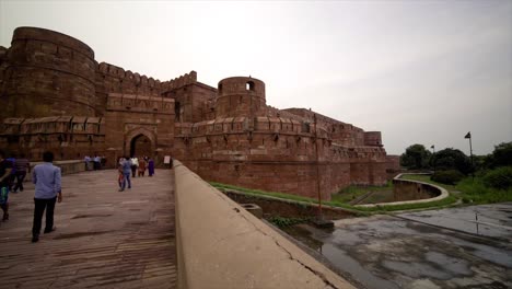 Die-Festung-Agra-Ist-Eigentlich-Eine-Ganze-Stadt-Mit-Roten-Mauern,-Und-Sie-Können-Problemlos-Ein-Paar-Stunden-Damit-Verbringen,-Die-Verschiedenen-Gebäude-Und-Aussichtspunkte-Der-Festung-Zu-Besichtigen