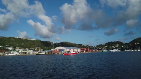 Ein-Fischereifahrzeug-Verlässt-Den-Hafen-In-St.-George,-Grenada