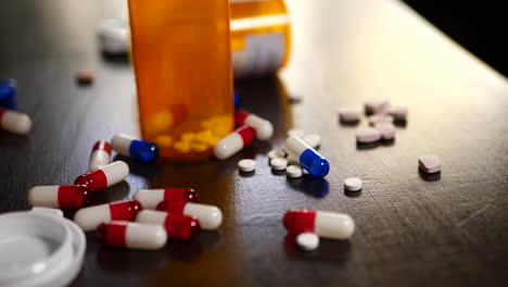 Píldoras-De-Medicamentos-Recetados,-Narcóticos,-Analgésicos-Y-Frascos-De-Farmacia-Que-Caen-Sobre-Una-Mesa