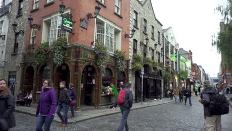 Temple-bar-district-in-Dublin-city-with-famous-irish-pubs,-bars-and-shops