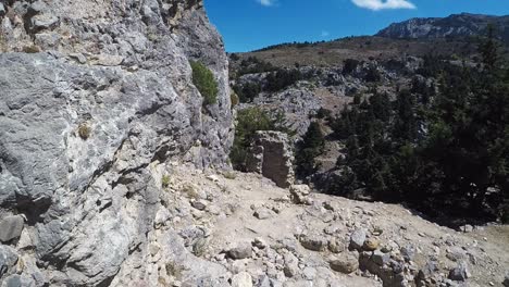 Un-Paseo-Por-Las-Escaleras-Del-Castillo-De-Paleo-Pili,-Un-Lugar-Histórico-En-La-Isla-De-Kos-En-Grecia