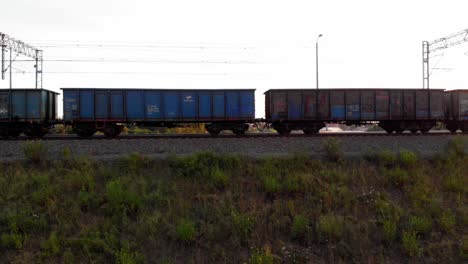 Zug-Mit-Leeren-Frachtcontainern,-Die-Die-Gleise-Hinunterfahren