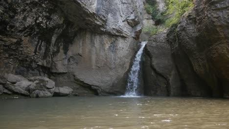 Felsiges-Gebiet-Mit-Einem-Kleinen-Wasserfall
