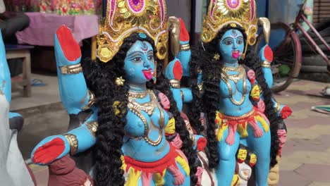 Fertige-Idole-Der-Indischen-Göttin-Maa-Kali-Werden-Auf-Dem-Indischen-Markt-Verkauft