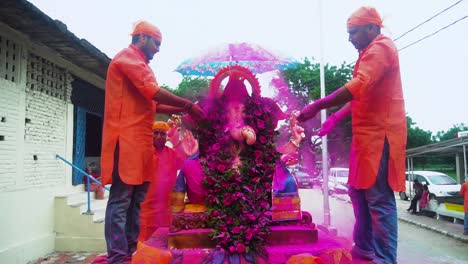 Holi-Mit-Farben-Spielen-In-Visarjan-Beim-Ganesh-Fest-In-Indien