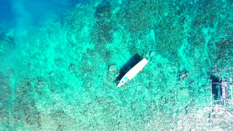 Tourenboote-Schweben-über-Kristallklarem,-Smaragdgrünem-Wasser-Einer-Türkisfarbenen-Lagune-Voller-Korallenriffe-Und-Kieselsteine-Auf-Dem-Meeresgrund-In-Malaysia