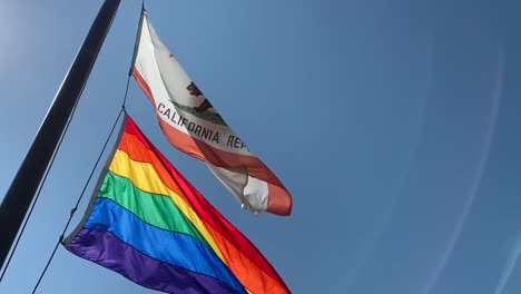 LGBT-Pride-Flagge-Und-Kalifornische-Staatsflagge-Winken-Gemeinsam,-Um-Den-LGBT-Pride-Monat-Zu-Feiern