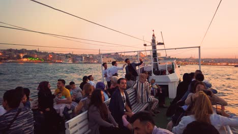 Zeitlupe:-Unbekannte-Machen-Eine-Istanbul-Bootstour-Mit-Blick-Auf-Den-Bosporus-Und-Die-Neue-Moschee-Bei-Sonnenuntergang-In-Istanbul,-Türkei