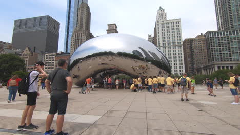 Timelapse-view,-editorial,-of-the-Cloud-Gate,-the-Bean,-Chicago,-Illinois,-usa,-United-States