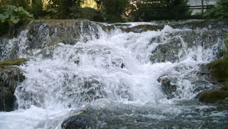 Nahaufnahme-Eines-Kleinen-Wasserfalls-In-Zeitlupe