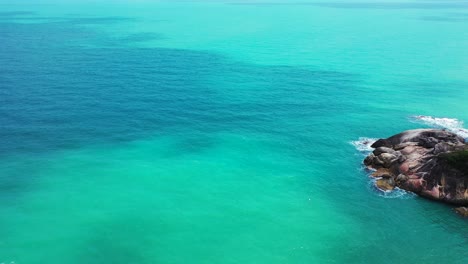 Felsige-Küste-Der-Seychellen.-Türkisfarbener-Ozean,-Korallenriff-Hintergrund