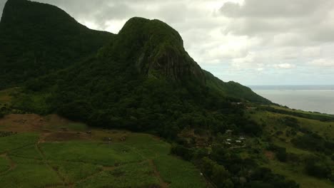 Luftaufnahme-Eines-Berges-An-Der-Küste-Von-Mauritius,-Vollständig-Mit-Vegetation-Bedeckt