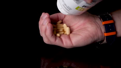 B12-Vitaminpillen-Werden-In-Die-Hand-Gegossen