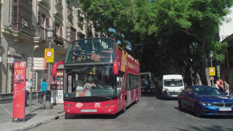 Tourists-get-on-double-decker-tourist-bus-in-Jerez-de-la-Frontera,-Spain,-Slowmo