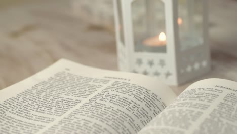 Bibellesen-Bei-Kerzenschein
