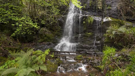 Wasserfall-Im-Schieferdorf-Gondramaz,-Portugal