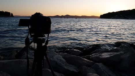 Making-timelaps-with-professional-camera-at-sunrise