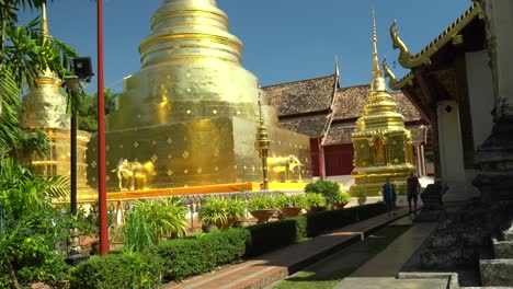 Visitantes-De-Turismo-En-El-Templo-De-Phra-Singh-En-Chiang-Mai,-Tailandia-P3