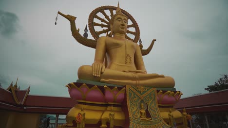Vista-Sobre-La-Gran-Estatua-Dorada-De-Buda-En-El-Templo