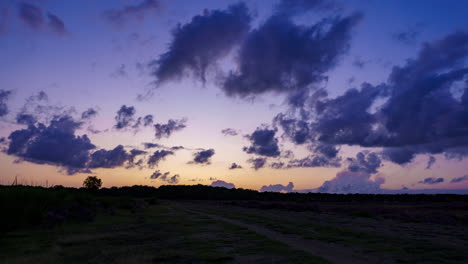 Wolken-Bei-Sonnenuntergang,-Die-Nach-Einem-Langen,-Warmen-Sommertag-Langsam-über-Die-Heide-Ziehen