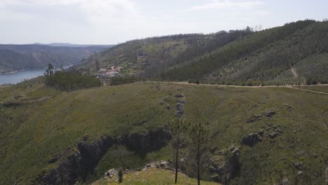 Castelo-Do-Bode-Albufeira-Dam-Seelandschaft-In-Portugal