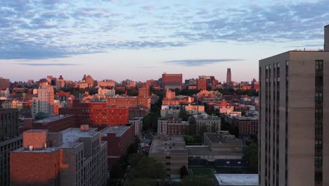 Zur-Goldenen-Stunde-Des-Tages-Steigen-Luftaufnahmen-über-Dem-Stadtteil-Harlem-In-New-York-Auf