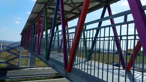 Autos-Fahren-Auf-Der-Autobahn-Unter-Einer-Eisenfarbenen-Brücke