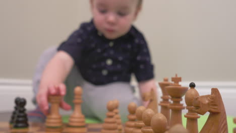 Neugieriger-Kleiner-Junge,-Der-Eine-Partie-Schach-Spielt