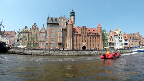 Casco-Antiguo-De-Gdańsk-Visto-Desde-Un-Kayak