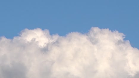 White-clouds-move-fast-in-the-sky,-time-lapse