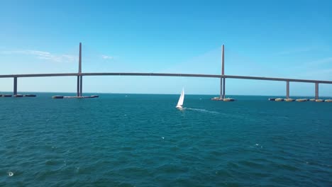 4K-Luftbildvideo-Eines-Segelboots,-Das-Sich-Der-Sunshine-Skyway-Bridge-Nähert