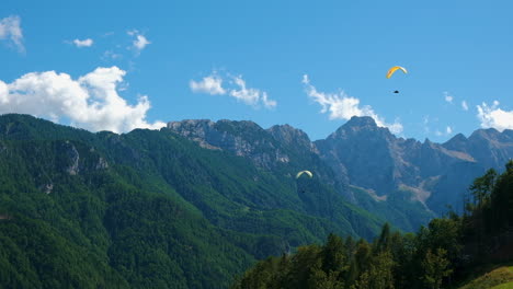 Volando-En-Las-Montañas,-Parapente-En-Paisaje-Alpino,-Concepto-De-Libertad-Y-Aventura,-Deporte-De-Adrenalina,-Valle-De-Logar-En-Eslovenia