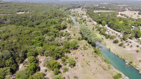 Filmische-Reise-über-Den-Fluss-Und-Die-Bäume,-Die-Die-Weite-Fläche-Des-Flussplateaus-Zeigen-–-Luftaufnahmen-Des-Blanco-River-In-Wimberly,-Texas