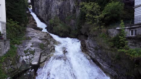 Bad-Gastein-Wasserfall,-Der-Mitten-Durch-Diesen-Kleinen-Alpinen-Kurort-In-Den-österreichischen-Alpen-Bricht