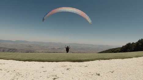 Beginn-Eines-Solo-Paraglidings-über-Den-Berg-An-Einem-Sonnigen-Tag