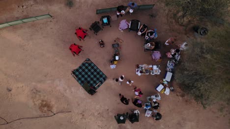 Luftaufnahme-Einer-Drohne-Von-Freunden,-Die-In-Der-Nähe-Der-Al-Qudra-Seen-In-Der-Wüste-Von-Dubai,-Vereinigte-Arabische-Emirate,-Ein-Picknick-Machen