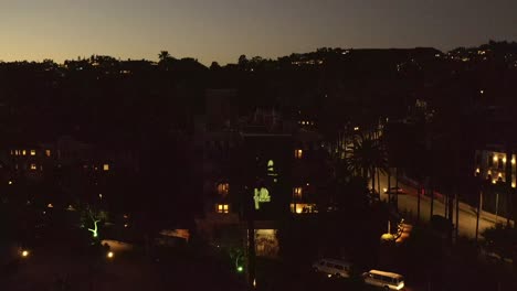 Beverly-Hills-Hotel-Bei-Nacht,-Kalifornien,-Aufsteigende-Luftaufnahme