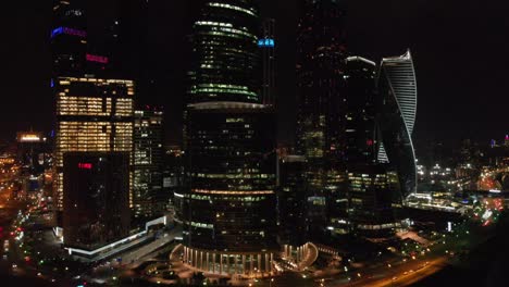 Moskauer-Geschäftszentrum-Bei-Nacht-Mit-Einer-Drohne-4k