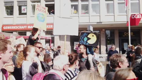 Gruppe-Von-Demonstranten-Auf-Einem-Marsch-Gegen-Den-Klimawandel-Und-Die-Globale-Erwärmung