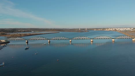 Luftaufnahme-Der-Alten-Klassischen-Portimao-Eisenbahnbrücke-Und-Des-Flusses-Arade,-Algarve,-Portugal