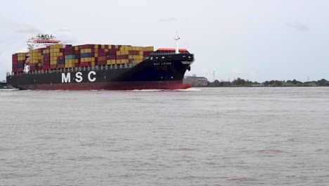 Ein-Großes-Containerschiff-Macht-Die-Kurve-An-Der-Biegung-Des-Mississippi-River-In-Der-Stadt-New-Orleans