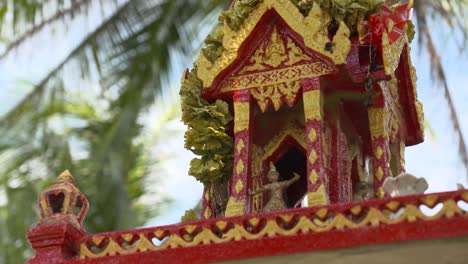 Das-Wunderschöne-Rot-goldene-Thailändische-Geisterhaus,-Ein-Symbol-Der-Spiritualität-–-Aus-Nächster-Nähe