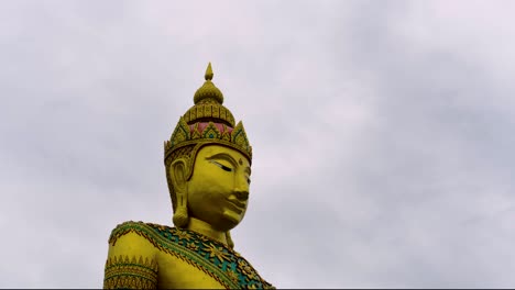 Una-Gran-Estatua-De-Buda-En-Mahachai-Que-Se-Eleva-Hacia-El-Cielo-Es-Una-Atracción-Bienvenida-Para-Los-Turistas-Y-Un-Destino-De-Adoración-Para-Los-Devotos-Que-Desean-Bendiciones-Específicas