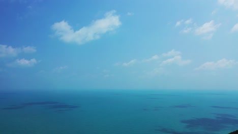 Lufthintergrund-Eines-Endlosen-Blauen-Ozeans-An-Einem-Sommertag