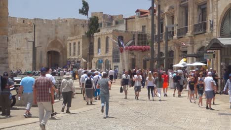 Turistas-Y-Lugareños-En-La-Calle-Dentro-De-Las-Murallas-De-La-Ciudad-De-Jerusalén,-Palestina