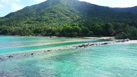 Meerwasser-Strömt-Durch-Die-Türkisfarbene-Lagune-In-Den-Wunderschönen-Garten-Des-Ferienresorts-An-Der-Küste-Einer-Tropischen-Insel-In-Vietnam